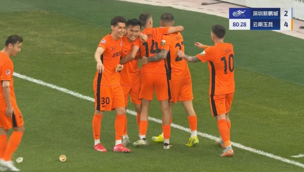 玉昆4-2领先新鹏城！杜加利奇冒顶，徐宏杰得球抽射破门